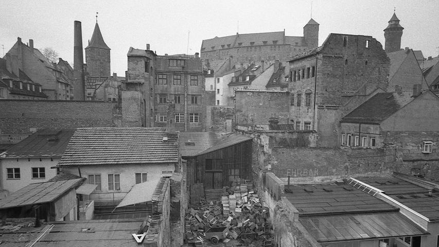 Nur einen Steinwurf weit vom Dürer-Haus – im nächsten Jahr zum 500. Geburtstag des großen Künstlers eines der ersten Ziele für viele Gäste aus nah und fern – liegen die niedrigen Behelfsbauten, zwischen denen im Bombenhagel stehengebliebene Mauern aufragen. Hier geht es zum Artikel vom 8. April 1970: Hässlicher Anblick