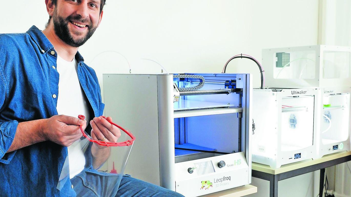 Schule aus Erlangen stellt Visiere aus dem 3D-Drucker her