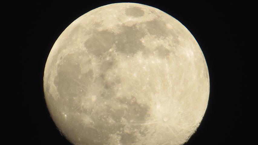 Der Mond liefert derzeit über Franken ein wunderbares Spektakel ab - ein Traum für Hobbyfotografen.