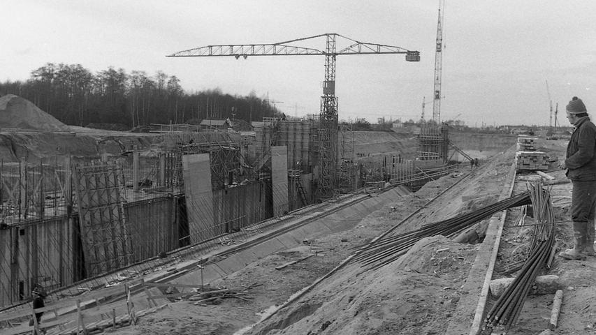 Vorbote der Großschiffahrtsstraße Rhein-Main-Donau: die Schleuse Nürnberg-Nord an der Marterlach. Nachdem die Sohle der Schleusenkammer samt den Füllkanälen bereits betoniert worden ist, wachsen jetzt die ersten Wände aus dem Erdboden.  Hier geht es zum Artikel vom 13. April 1970: Kanalbau beginnt im Stadtgebiet