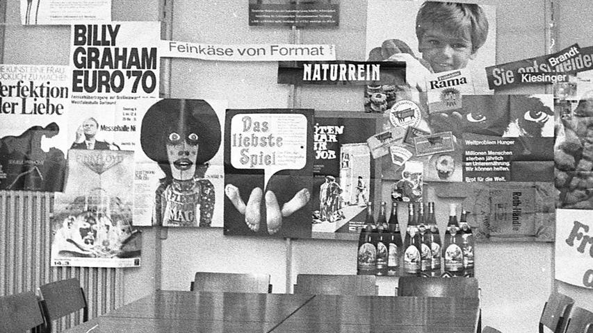 Das Vorzimmer der Mütter- und Elternschule in der Lorenzer Straße ist seit neuestern mit einer Plakatwand geschmückt: die „Perfektion der Liebe“ neben dem katholischen Frauentag und einer saftigen Frischmilchreklame... Hier geht es zum Artikel vom 15. April 1970: Die Mütter- und Elternschule