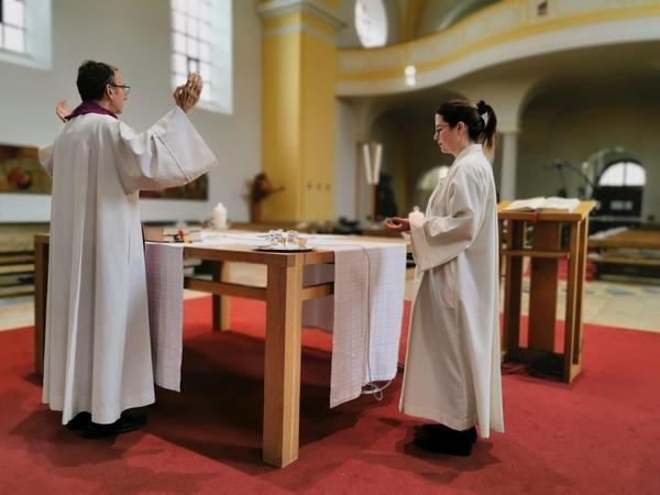 Pfarrer Martin Battert feiert die Messe in St. Michael seit Wochen mit der Gemeindereferentin Lena Neidlein vor der Smartphone-Kamera für den Livestream.