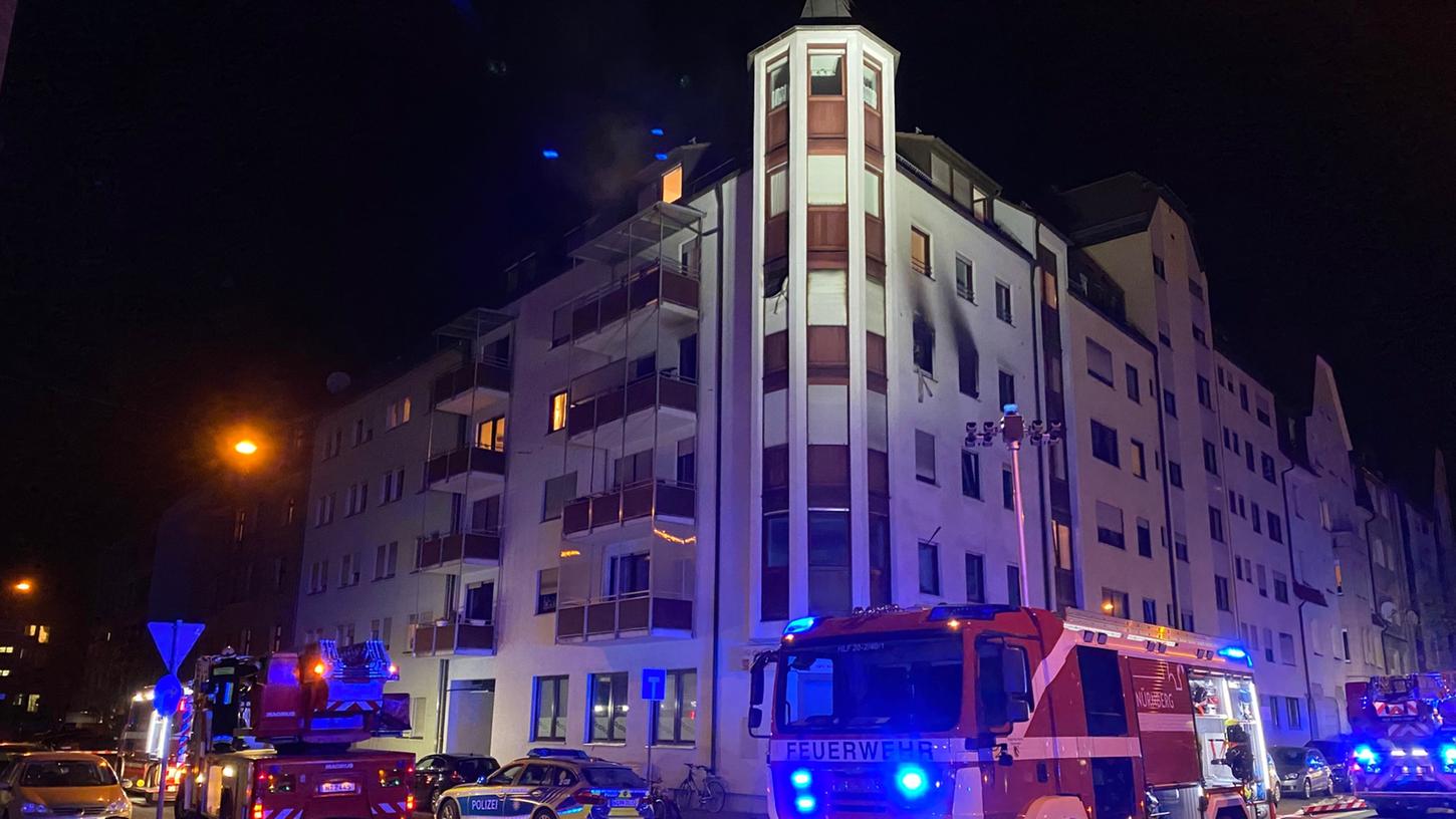 Die Äußere Bayreuther Straße ist wegen des Brands am Abend in beide Richtungen gesperrt worden.