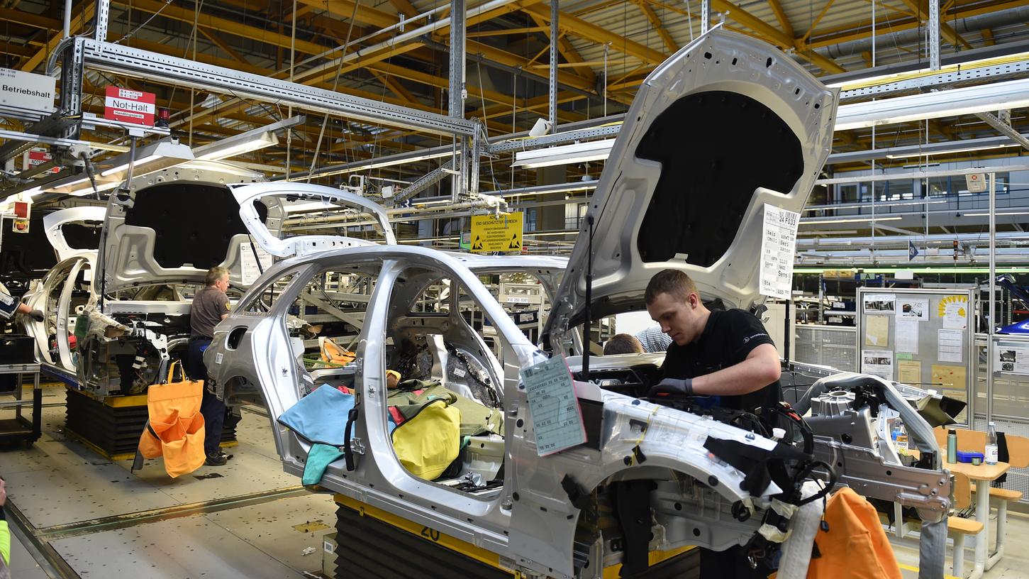 Fertigung bei Daimler: Wirtschaftsweise sagen für deutsche Betriebe düstere Zeiten voraus.