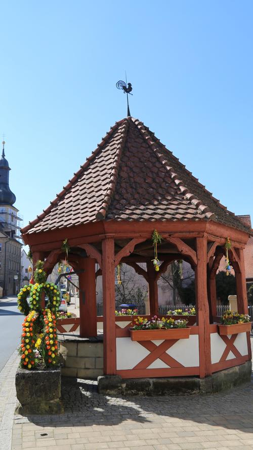 In Pinzberg sieht es Bürgermeister Reinhard Seeber als vertretbar an, dass wenigstens die fertigen Teile am prägenden Brunnen im Dorfzentrum mit wenig Aufwand angebracht wurden.