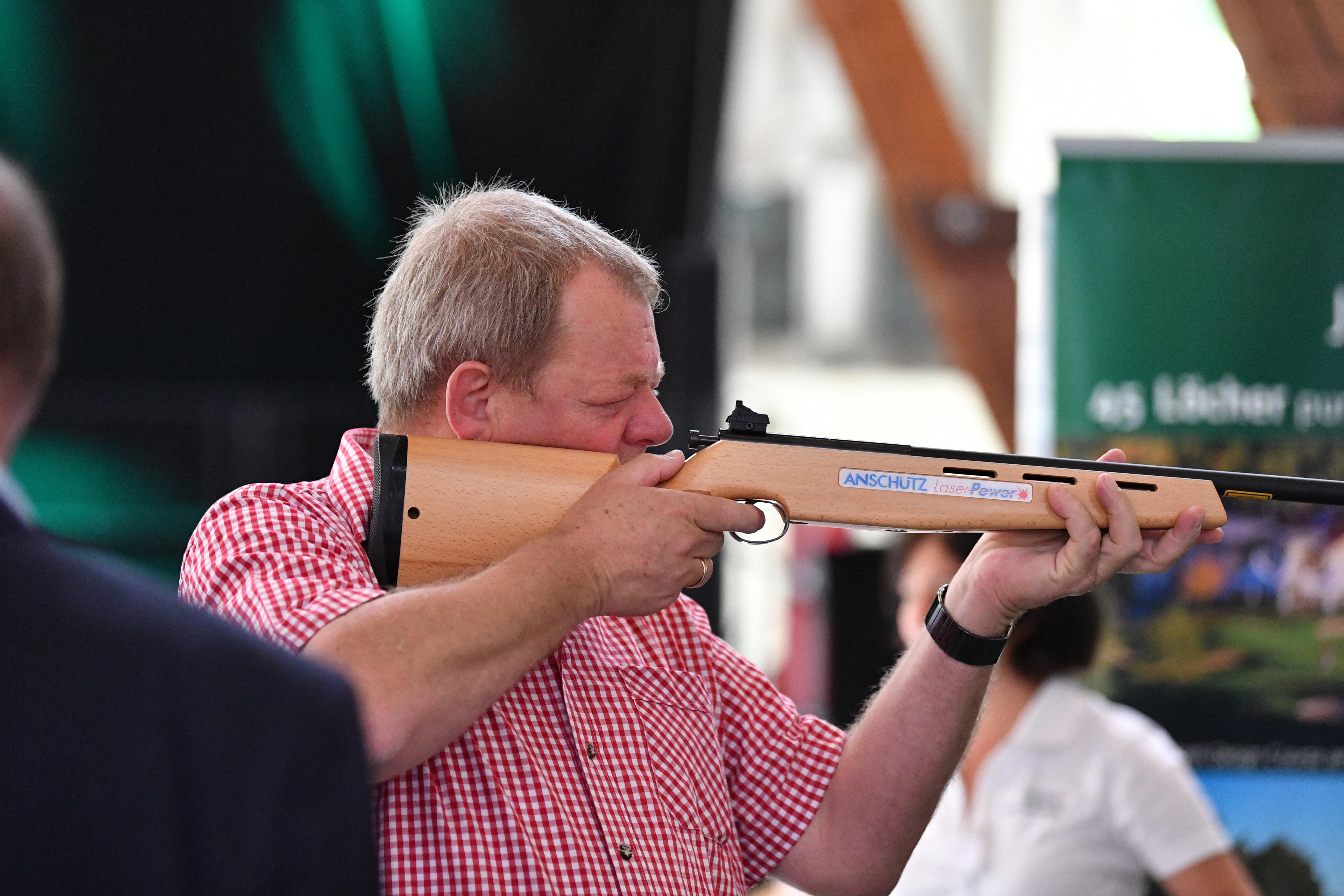 Die bewegende Schau auf dem Frühlingsfest ist für kommerzielle Anbieter und vor allem hiesige Vereine eine gern genutzte Möglichkeit, sich vor Publikum zu präsentieren. Unter anderem die Handballabteilung der DJK Neumarkt trauert um die vorzeitige Absage des Frühlingsfestes vom 20 bis 24. Mai umso mehr. Mit dem gesamten Jura-Volkfest vom 7. bis 17. August fällt zudem das flankierende Gaufest der Schützengilde mit Umzug flach.