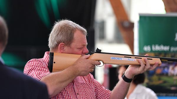 Die bewegende Schau auf dem Frühlingsfest ist für kommerzielle Anbieter und vor allem hiesige Vereine eine gern genutzte Möglichkeit, sich vor Publikum zu präsentieren. Unter anderem die Handballabteilung der DJK Neumarkt trauert um die vorzeitige Absage des Frühlingsfestes vom 20 bis 24. Mai umso mehr. Mit dem gesamten Jura-Volkfest vom 7. bis 17. August fällt zudem das flankierende Gaufest der Schützengilde mit Umzug flach.