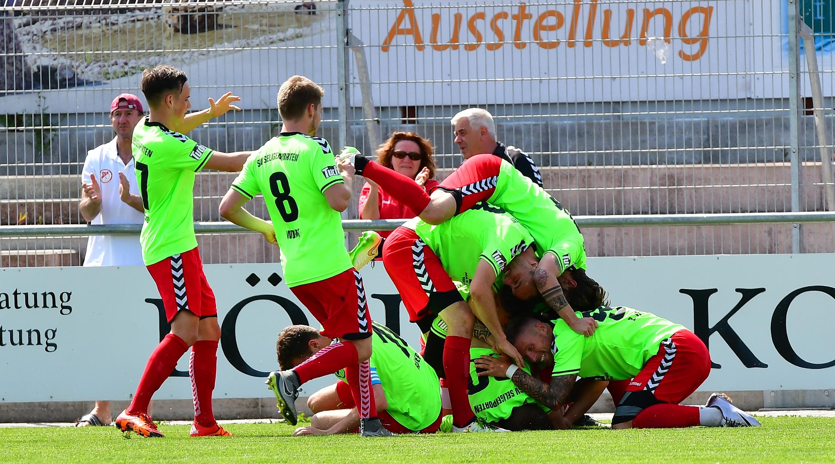 Die Hoffnung auf den Jubel über einen neuerlichen Regionalliga-Aufstieg wollen sie beim Bayernliga-Spitzenanwärter SV Seligenporten noch nicht begraben. Die zwischenzeitlich unterbrochene Saison 2019/20 soll plangemäß im Frühsommer 2021 zu Ende gehen. Trotz der mitunter herausfordernden Organisation bereut es auch der ASV Neumarkt bisher nicht, der Fortsetzung zugestimmt zu haben. Der Verein liegt in der Landesliga Mitte auf Titelkurs.