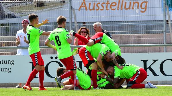 Die Hoffnung auf den Jubel über einen neuerlichen Regionalliga-Aufstieg wollen sie beim Bayernliga-Spitzenanwärter SV Seligenporten noch nicht begraben. Die zwischenzeitlich unterbrochene Saison 2019/20 soll plangemäß im Frühsommer 2021 zu Ende gehen. Trotz der mitunter herausfordernden Organisation bereut es auch der ASV Neumarkt bisher nicht, der Fortsetzung zugestimmt zu haben. Der Verein liegt in der Landesliga Mitte auf Titelkurs.