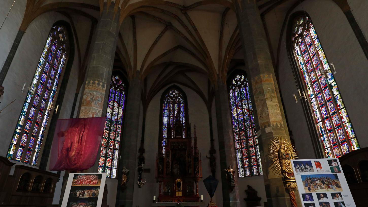 140.000 bunte Scheiben tauchen St. Johannes in warmes Licht