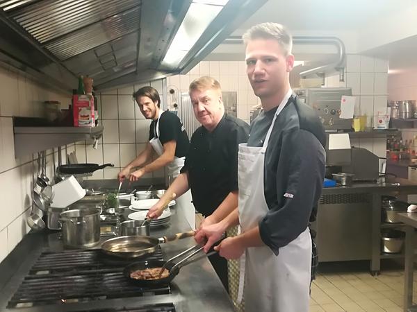 Im Gasthof Pfister sind die Köche Lorenz Pircher und Burkhard Spies und der Küchenhelfer Dominik Roppelt im Einsatz.