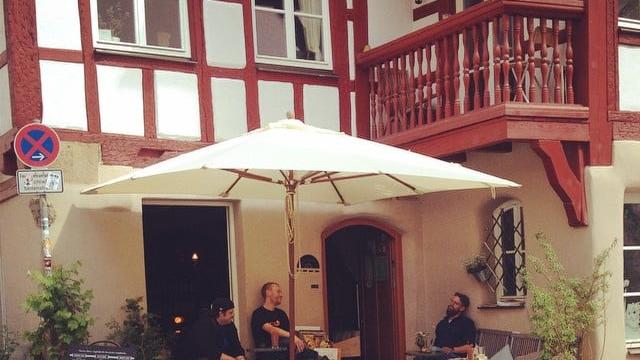 Die Bar USG6 in der malerischen Unteren Schmiedgasse ist eine kleine Bar mit Kellergewölbe und jedes Jahr ein Geheimtipp beim Bardentreffen, wenn Bands in der schmalen Gasse ihr Bestes geben. Bekannt ist das USG6 auch wegen ihrem Bier mit weißen Etiketten, welches die Besucher selbst bemalen können. Im verflixten siebten Jahr trifft die Betreiber nun die Corona-Krise. Sie haben ein Startnext Projekt gestartet, bei dem man mit einer Spende oder den Kauf einer Flasche Schnaps unterstützen kann. und Hier geht es direkt zur Crowdfunding-Kampagne. / USG6, Untere Schmiedgasse 6 Die Bar USG6 in der malerischen Unteren Schmiedgasse ist eine kleine Bar mit Kellergewölbe und jedes Jahr ein Geheimtipp beim Bardentreffen, wenn Bands in der schmalen Gasse ihr Bestes geben. Bekannt ist das USG6 auch wegen ihrem Bier mit weißen Etiketten, welches die Besucher selbst bemalen können. Im verflixten siebten Jahr trifft die Betreiber nun die Corona-Krise. Sie haben ein Startnext Projekt gestartet, bei dem man mit einer Spende oder den Kauf einer Flasche Schnaps unterstützen kann. und Hier geht es direkt zur Crowdfunding-Kampagne. / USG6, Untere Schmiedgasse 6