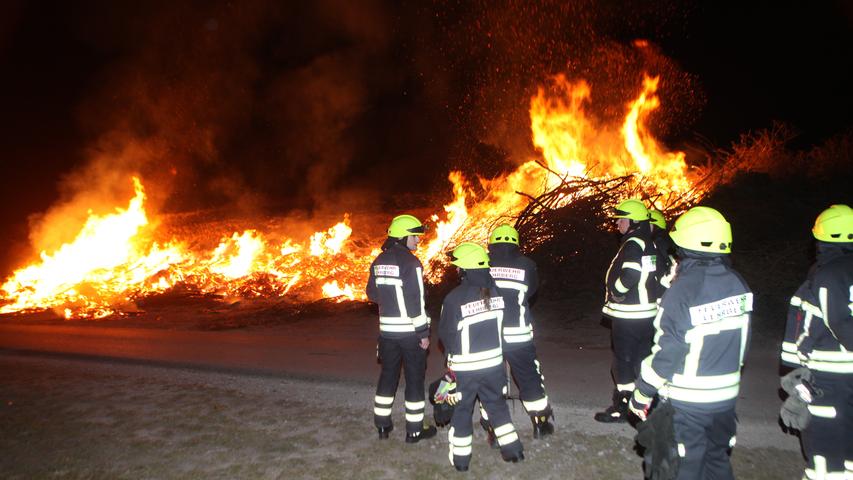 Feuer bei Ansbach: Unbekannter zündet Gartenabfälle an