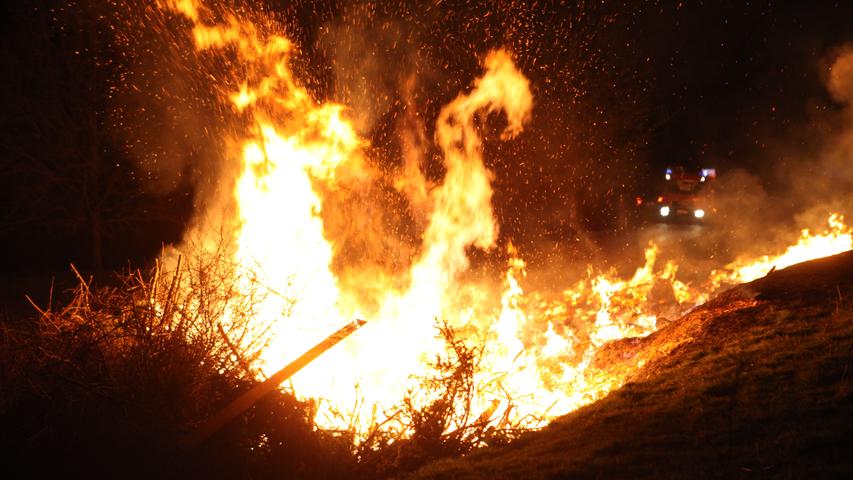 Feuer bei Ansbach: Unbekannter zündet Gartenabfälle an