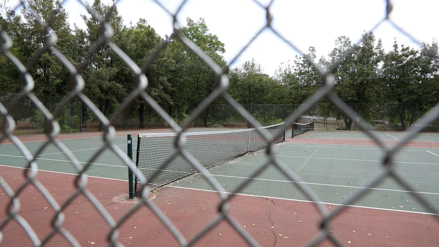 Aufgrund der Corona-Pandemie werden auch die Tennisplätze in Deutschland erstmal noch geschlossen werden. Bundesliga-Spiele werden dieses Jahr keine mehr stattfinden.