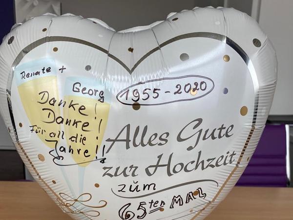 Ein Ballon mit der Aufschrift "Alles Gute zur Hochzeit - zum 65ten Mal".