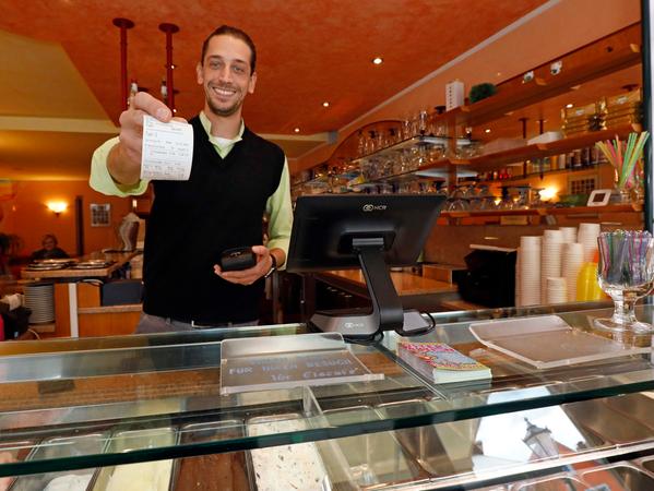 Luca de Rocco hat das Eiscafé Danieli in Ebermannstadt für 800 Euro mit neuen Bondruckern ausgestattet.
