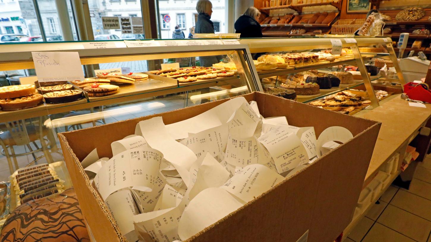 Da viele Kunden den Kassenzettel nicht mitnehmen, sammeln sich in der Bäckerei Nagel in Forchheim die überflüssig ausgedruckten Bons an.