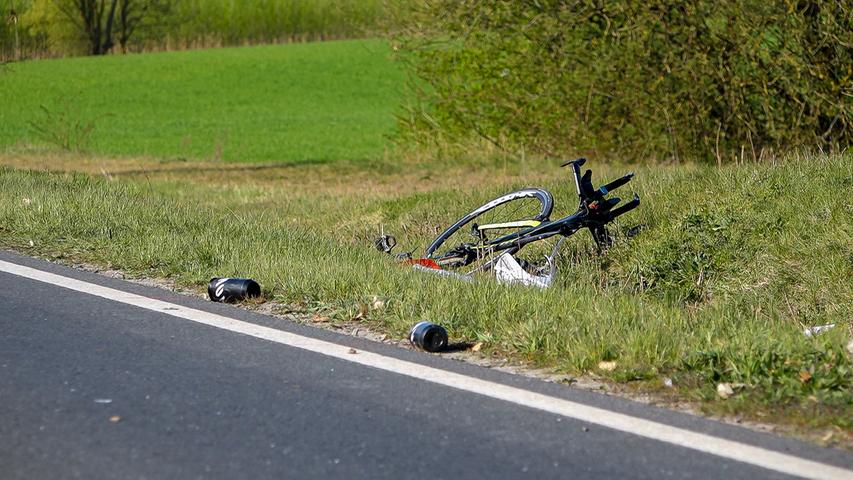 Lebensbedrohlich verletzt: Auto stößt mit Fahrradfahrer zusammen