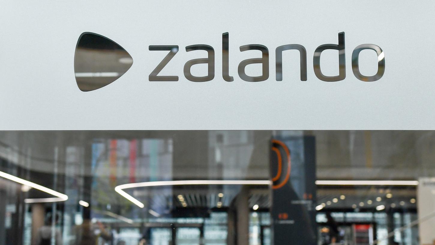 Der Onlinehändler Zalando rechnet durch die Corona-Pandemie mit Einsparungen in den Bereichen Marketing, Logistik, Gemeinkosten und Investitionen.