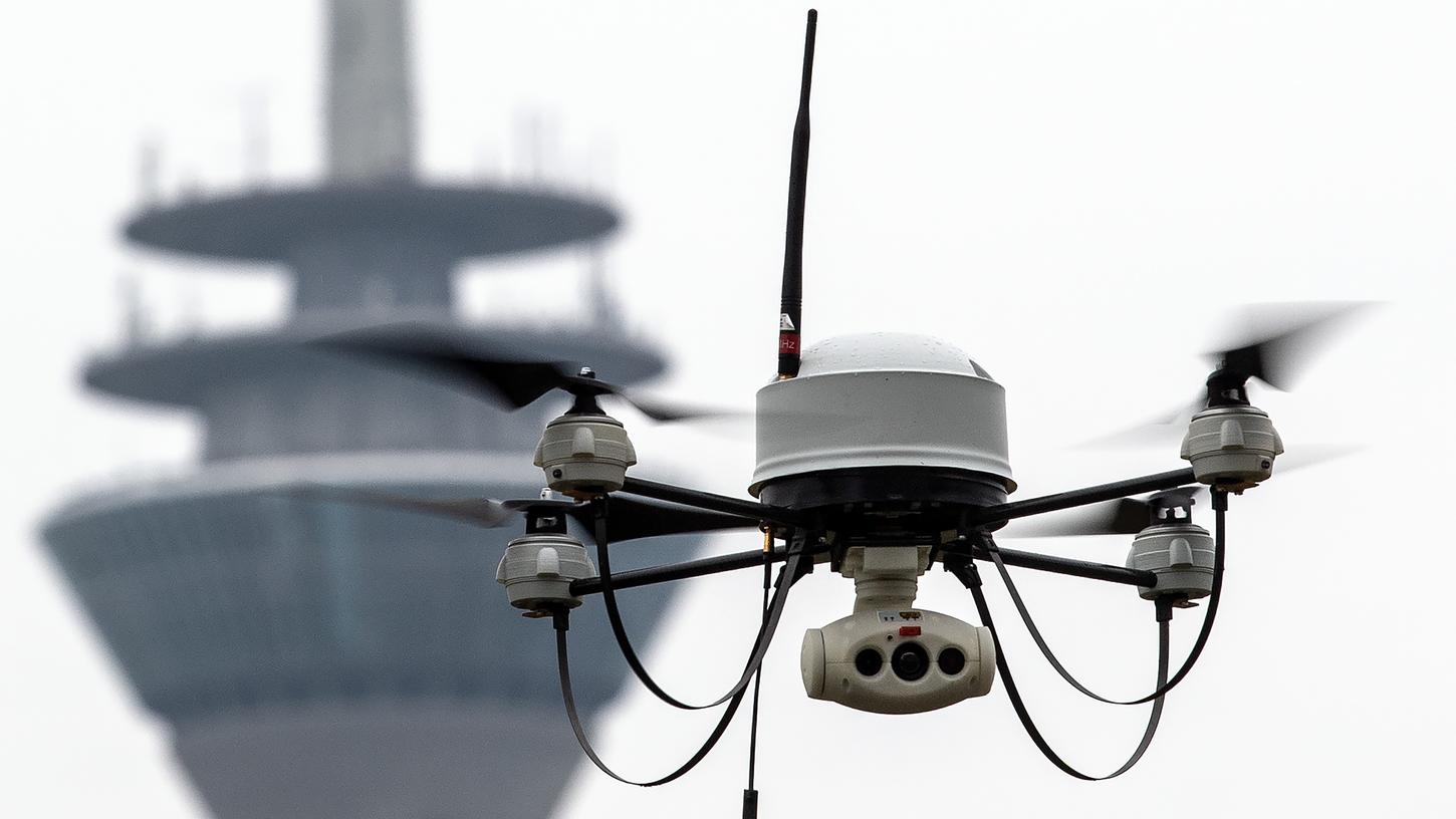 Die beiden großen Polizeigewerkschaften in Deutschland halten Drohnen für ein mögliches Instrument, um Ausgangsbeschränkungen in der Corona-Krise zu überwachen.