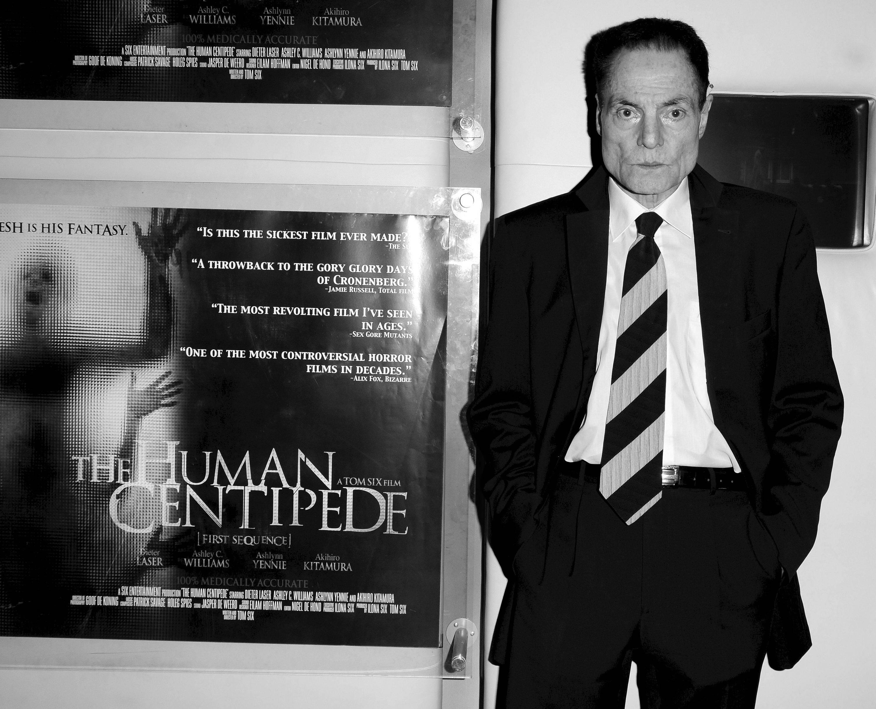 Aus vielen Filmen kennt man das markante Gesicht von Dieter Laser. Laser drehte mit Hollywoodstars, stand über Jahrzehnte unzählige Male auf zahlreichen Bühnen und war in vielen Filmen und Fernsehproduktionen zu sehen. Nun ist der Schauspieler in Berlin gestorben, wie seine Frau der Deutschen Presse-Agentur am Freitag mitteilte. Laser starb bereits am 29. Februar, kurz nach seinem 78. Geburtstag am 17. Februar.