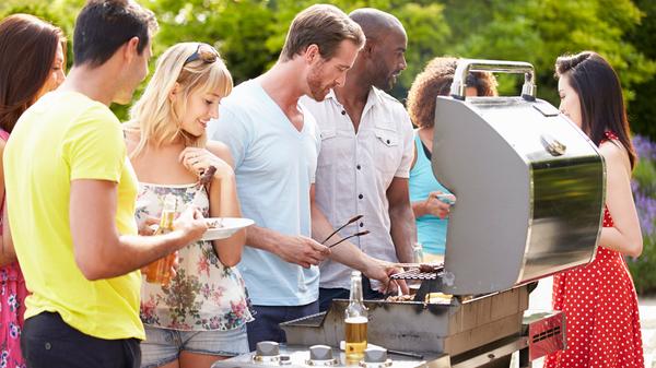 Zum 17. Juni erweitert die Landesregierung die allgemeinen Kontaktbeschränkungen. Ab diesem Zeitpunkt dürfen sich zehn Personen treffen. Das heißt, die Grillparty mit Freunden und Nachbarn ist wieder möglich, und auch der Stammtisch darf sich im Wirtshaus wieder treffen.