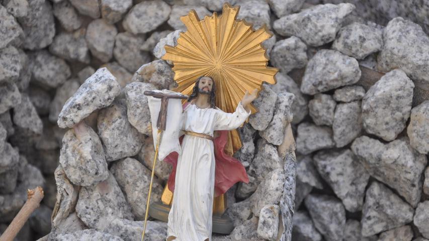 Krippenbauer in Weingarts stellt Passion Christi in Schaukasten nach