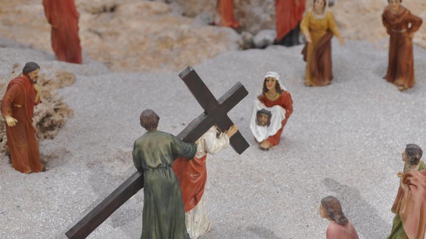Krippenbauer in Weingarts stellt Passion Christi in Schaukasten nach