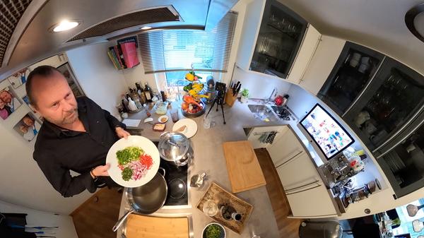 Marco Kugler veranstaltete 2018 eine "Küchenschlacht" (ZDF), so zumindest der Name der TV-Sendung. Der Nürnberger schaffte es weit, verlor aber das Finale.