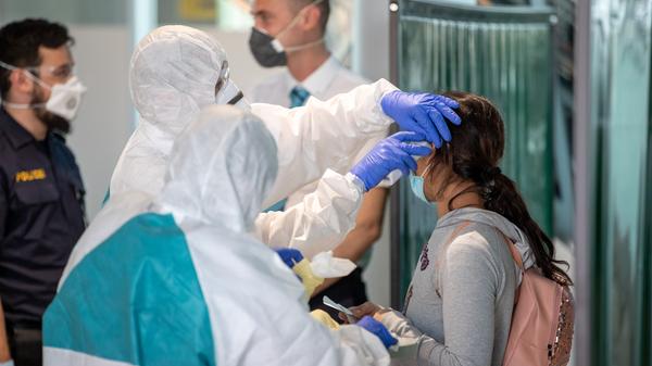 Coronavirus - Erste Erntehelfer aus Rumänien in Bayern gelandet