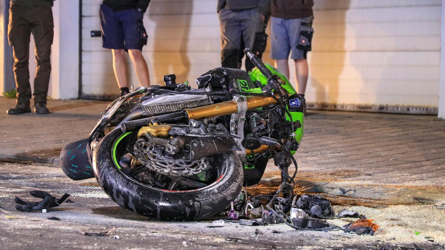 Das Motorrad des 36-Jährigen wurde durch die Wucht des Aufpralls schwer beschädigt.