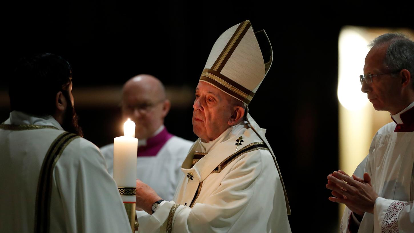 Papst Franziskus hat das Osterfest am Samstag mit einer Abendmesse eröffnet, die wegen der Corona-Pandemie ohne Pilger stattfand.