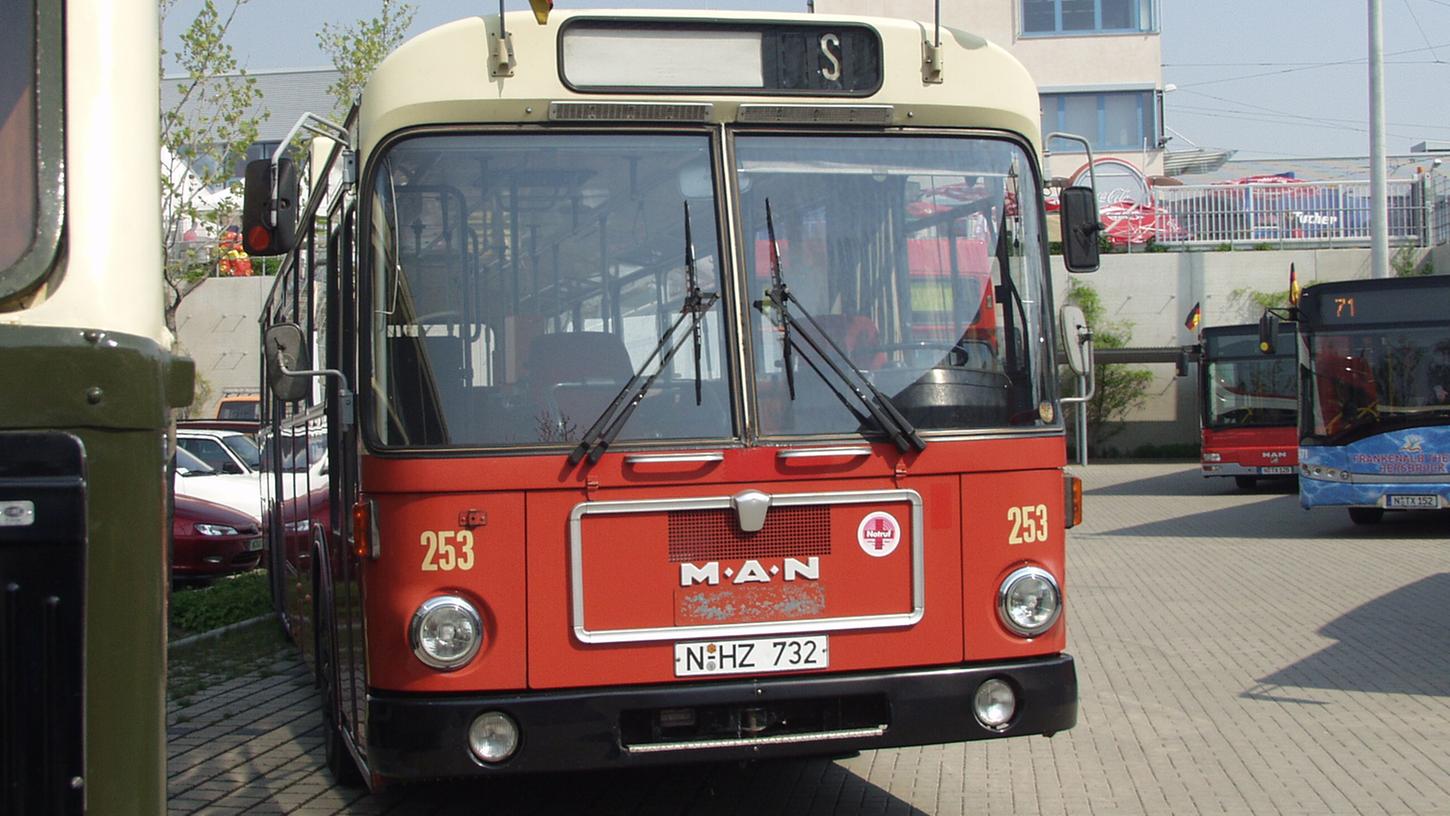 Die ersten kantig und nüchtern gestalteten Standardbusse kamen 1970 in Nürnberg und Fürth an. Sie prägten das Straßenbild über Jahrzehnte. Hier im Bild: Der historische Wagen 253.