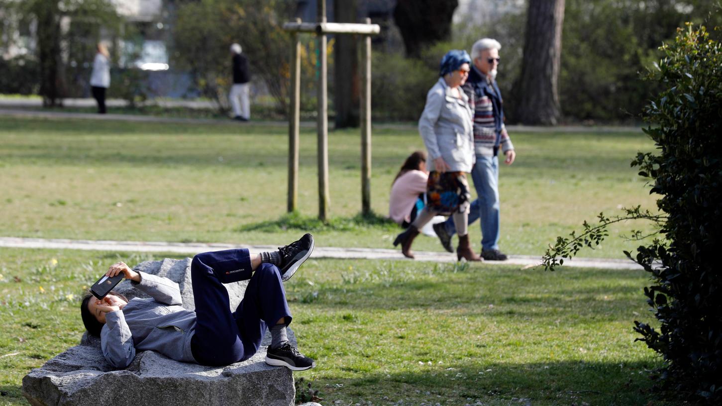 Allein die Sonne genießen, ist nun im Stadtpark erlaubt, Sör öffnet dort auch das WC.