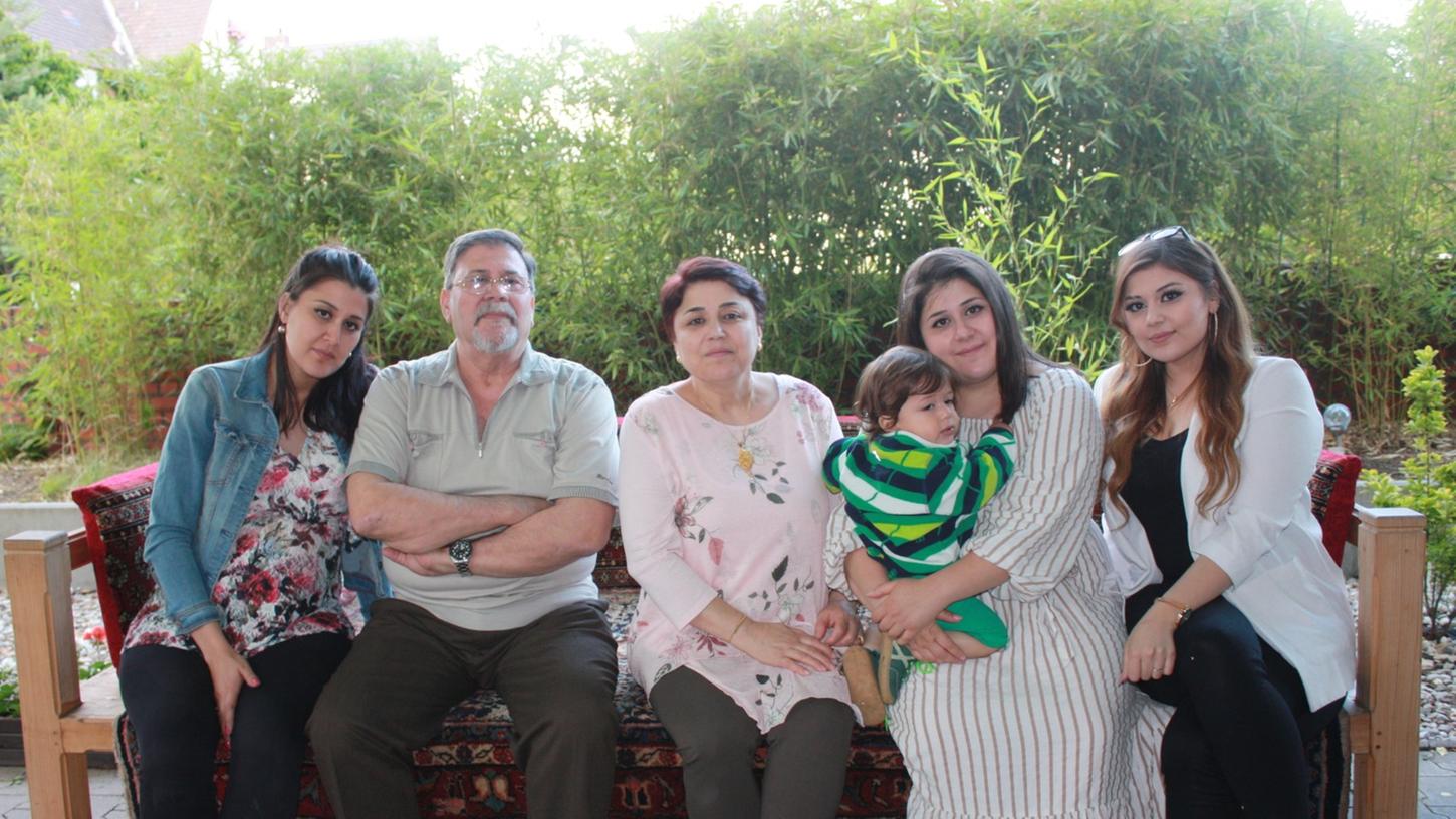 Feyruz R. (Mitte) kämpft gemeinsam mit ihrer Familie gegen ihre drohende Abschiebung.