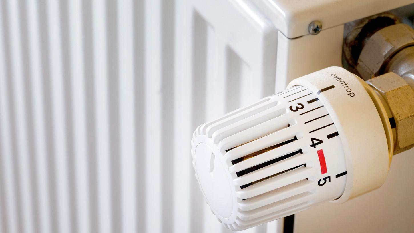 Eine Heizung mit aufgedrehtem Heizungsthermostat in einer Wohnung: Die Politik ist uneins, wer den Kohlendioxid-Aufschlag bezahlen soll.
Eine Heizung mit aufgedrehtem Heizungsthermostat in einer Wohnung: Die Politik ist uneins, wer den Kohlendioxid-Aufschlag bezahlen soll.