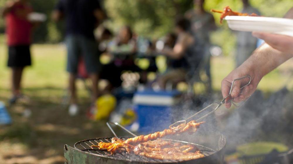 In Münchberg trafen sich am Ostersonntag einige Bewohner eines Mehrfamilienhauses zum gemeinsamen Grillen. Die Polizei rückte an und löste die Party schnell auf.