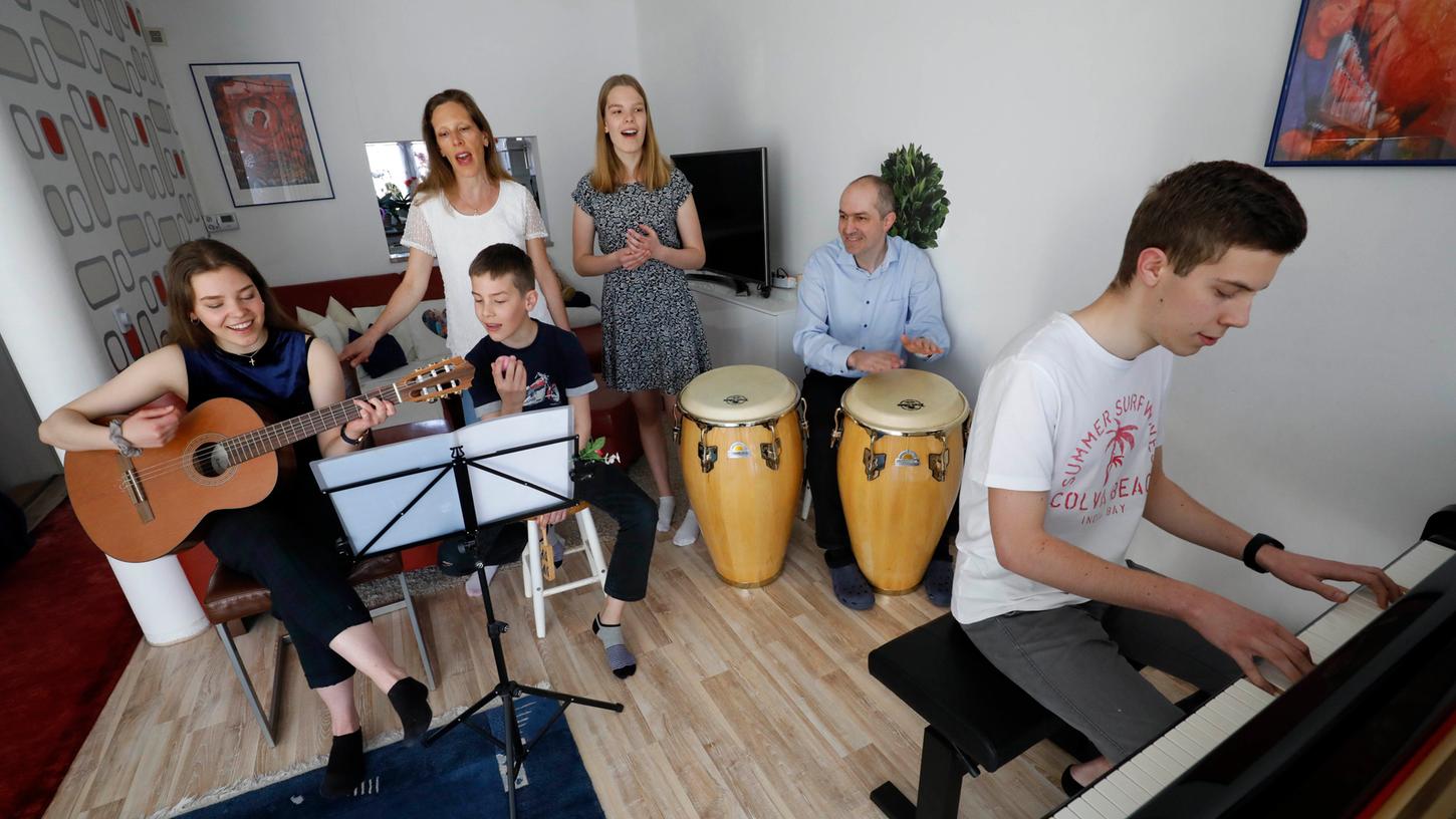 Über Ostern bleiben die Bolsingers zu Hause: Dafür musizieren Magdalena an der Gitarre, Mutter Nicole, Tobias, Sarah, Vater Harald und Jonathan am Flügel gemeinsam.