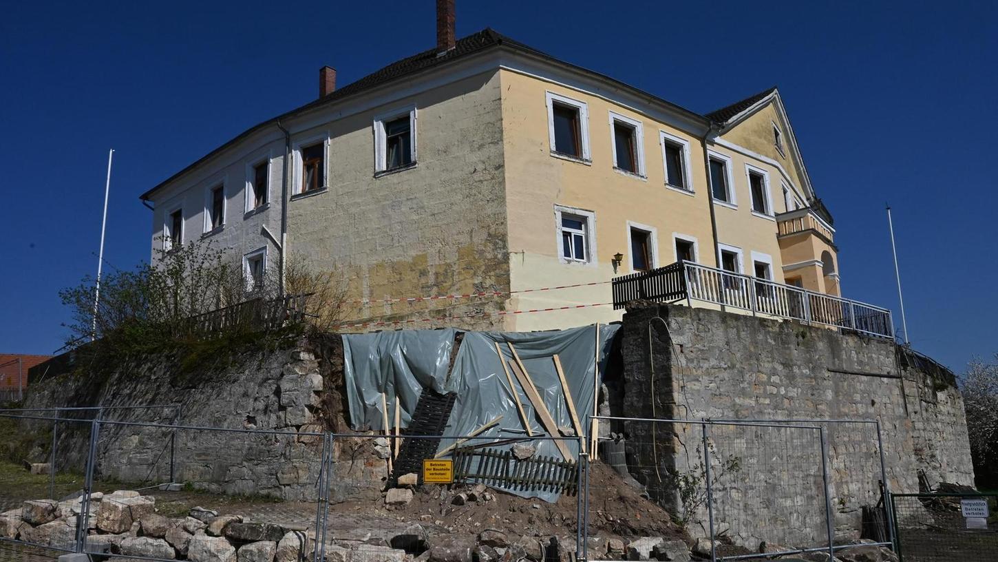 Schreck in Marloffstein: Schlossmauer bricht in Teilen ein