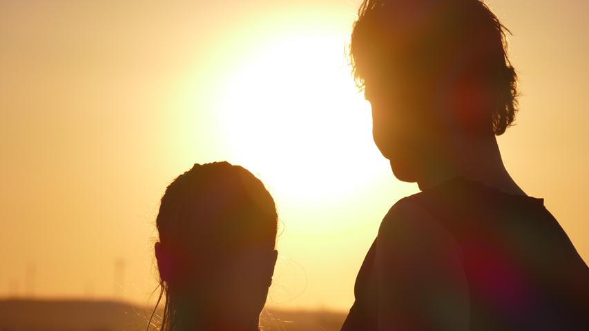 Romantisch: Ein Paar beobachtet vom Fürther Solarberg aus den Sonnenuntergang.