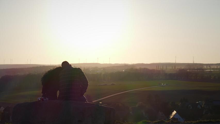 Und nochmal ein bisschen mehr Romantik: Ein Liebespaar wartet auf dem Solarberg auf den Sonnenuntergang.