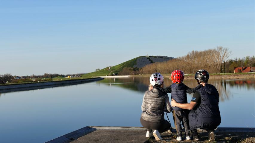 Arm in Arm: Eine Familie lässt bei ihrer Radtour den Blick über den Kanal Richtung Solarberg schweifen.