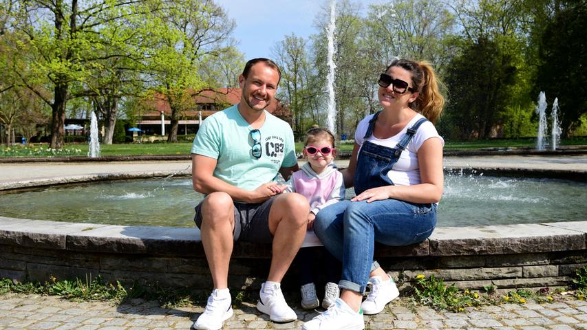 Noch ein schönes Plätzchen: Eine Familie genießt die Sonne im Fontänenhof des Stadtparks.
