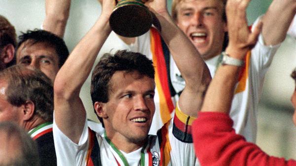 Jedes Mal, wenn die Trainerstelle beim 1. FC Nürnberg mal wieder vakant ist, schreien viele Stimmen nach Lothar Matthäus - scherzhaft, versteht sich. Aber vielleicht auch nicht ganz. Der gebürtige Erlanger hat einen Ruf in Franken, einen guten dazu. Und sicher auch nicht ganz zu Unrecht. Denn während er aktuell vor allem als Fußballexperte im Fernsehen zu sehen ist, war er während seiner aktiven Karriere so erfolgreich wie sicher nur wenige. Insgesamt 20 Jahre lief der Mittelfeldspieler für die deutsche Nationalmannschaft auf, bestritt 150 Spiele und erzielte 23 Tore. In dieser Zeit wurde er einmal Vizeeuropameister (1992), zweimal Vizeweltmeister (1982 und 1986), einmal Europameister (1996) und einmal Weltmeister (1990). Damit ist Lothar Matthäus der deutsche Rekordnationalspieler.