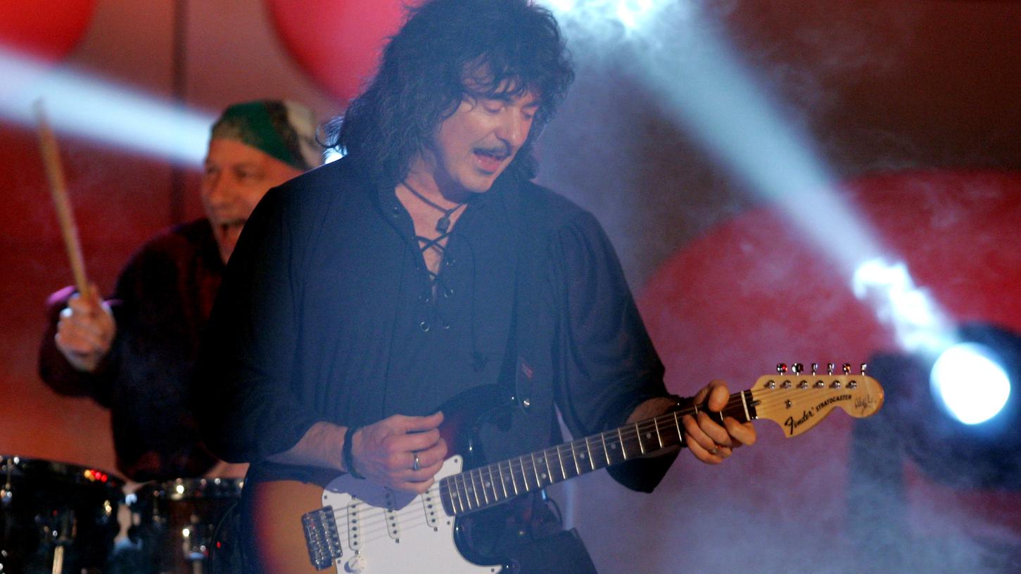 Gitarrist Ritchie Blackmore (vorn), Gründungsmitglied der britischen Rockband Deep Purple, bei einem Auftritt für eine TV-Sendung 2006 in Berlin.