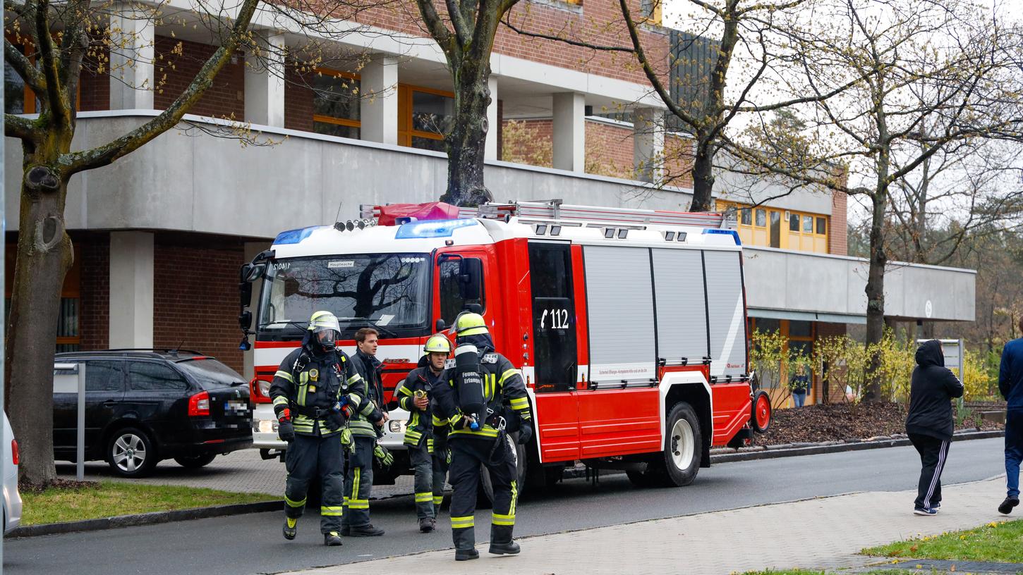 Für die Feuerwehr war am Ostermontag Eile geboten: Auf dem Gelände der Erlanger Bezirksklinik stand eine Hütte in Vollbrand.