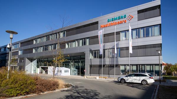 Der Industriekonzern hat seine Online-Plattform zur Vermittlung von 3D-Druckkapazitäten für coronabedingten Bedarf geöffnet. So können beispielsweise fehlende Teile oder Ersatzteile für Beatmungsgeräte hergestellt werden. Auch eigene Kapazitäten zum 3D-Druck setzt das Unternehmen dafür ein.