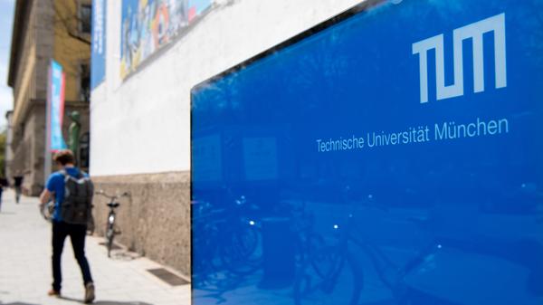 Die TU stellt am Forschungsreaktor FRM II in Garching steriles Wasser für Desinfektionsmittel her. Für die Herstellung werde neben 97-prozentigem Alkohol zu einem Drittel sogenanntes Reinstwasser benötigt. Weil der Reaktor gewartet wird und derzeit nicht läuft, steht das Wasser aus einer Vollentsalzungsanlage zur Verfügung.