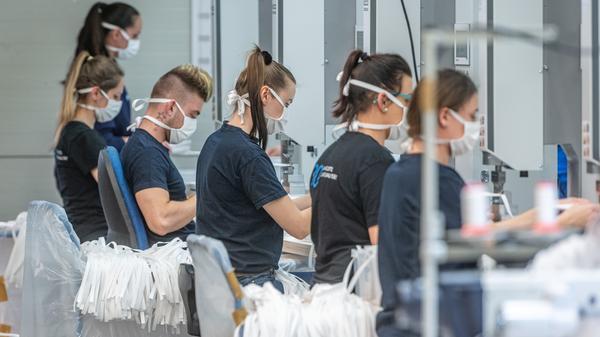 Der Automobilzulieferer aus Niederbayern produziert in der Krise ebenfalls Masken. Eine Zertifizierung als OP-Maske liegt bereits vor, eine für den höheren Standard FFP2 war zuletzt in Arbeit. Üblicherweise stellt das Familienunternehmen Zubehörteile wie Sitzbezüge, Türverkleidungen und Mittelkonsolen her.